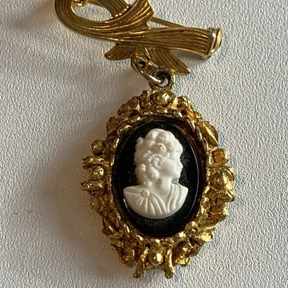 Elegant Vintage Gold and Black Cameo Collar Brooch - Picture 1 of 4
